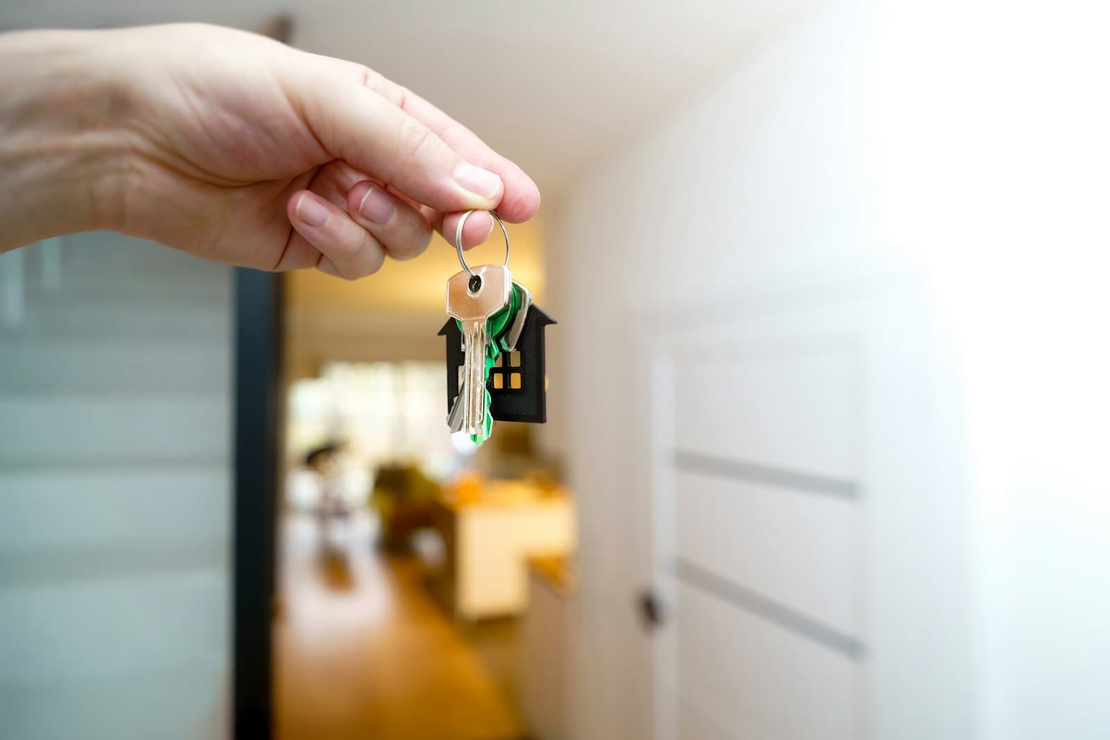 Schlüsselübergabe für eine neue Wohnung